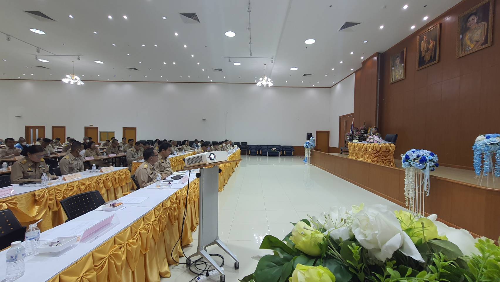 องคมนตรีประชุมขับเคลื่อนงานโรงเรียนกองทุนการศึกษา จ.กาญจนบุรี ณ อบจ.กาญจนบุรี