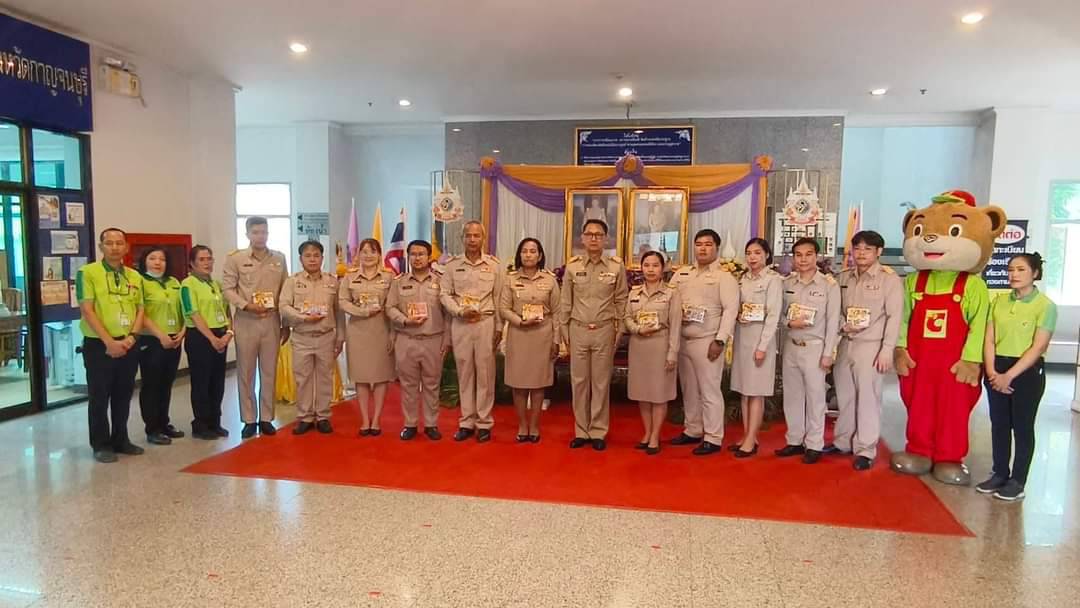 รับมอบนมยูเอชที ให้แก่โรงเรียนในโครงการกองทุนการศึกษา