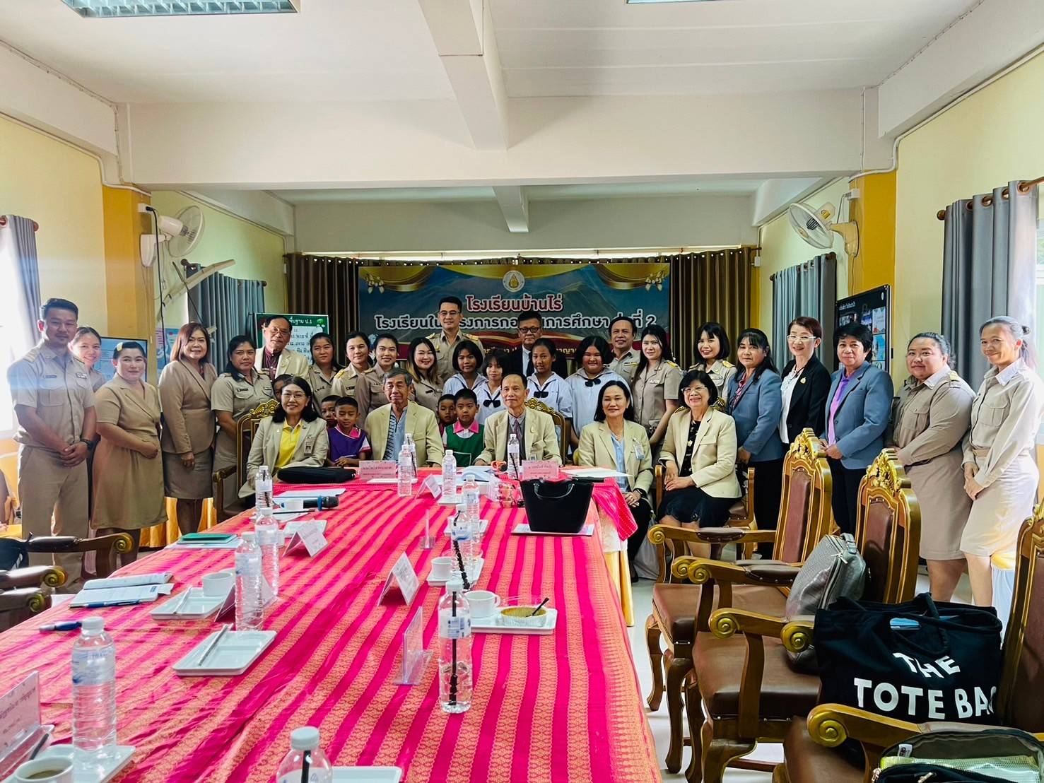 วันอังคารที่ 19 มี.ค.67 คณะนิเทศ ติดตาม โรงเรียนในโครงการกองทุนการศึกษา ได้เข้ามาตรวจเยี่ยมโรงเรียนบ้านไร่ สพป.กาญจนบุรี เขต 3 ตามผลการปฏิบัติงานในระยะที่ 3-4