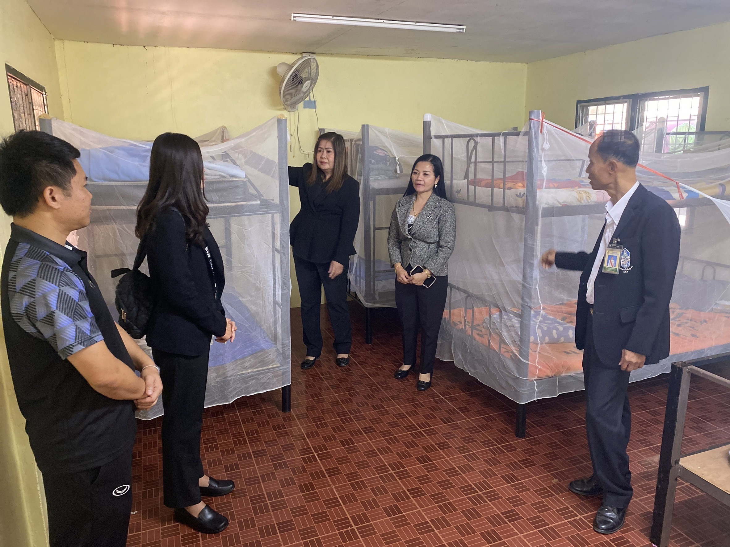 การสนับสนุนสวัสดิภาพนักเรียนและเตรียมความพร้อมโรงเรียนกองทุนการศึกษา อำเภอศรีสวัสดิ์